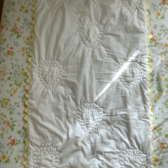 Vintage embroidered handmade crib quilt with prairie points border - Picture 6 of 6